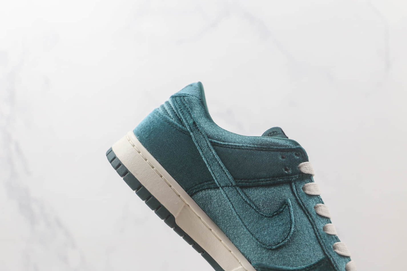 Nike Dunk Low 'Green Velvet' DZ5224-300 - Stylish and Comfortable Sneakers
