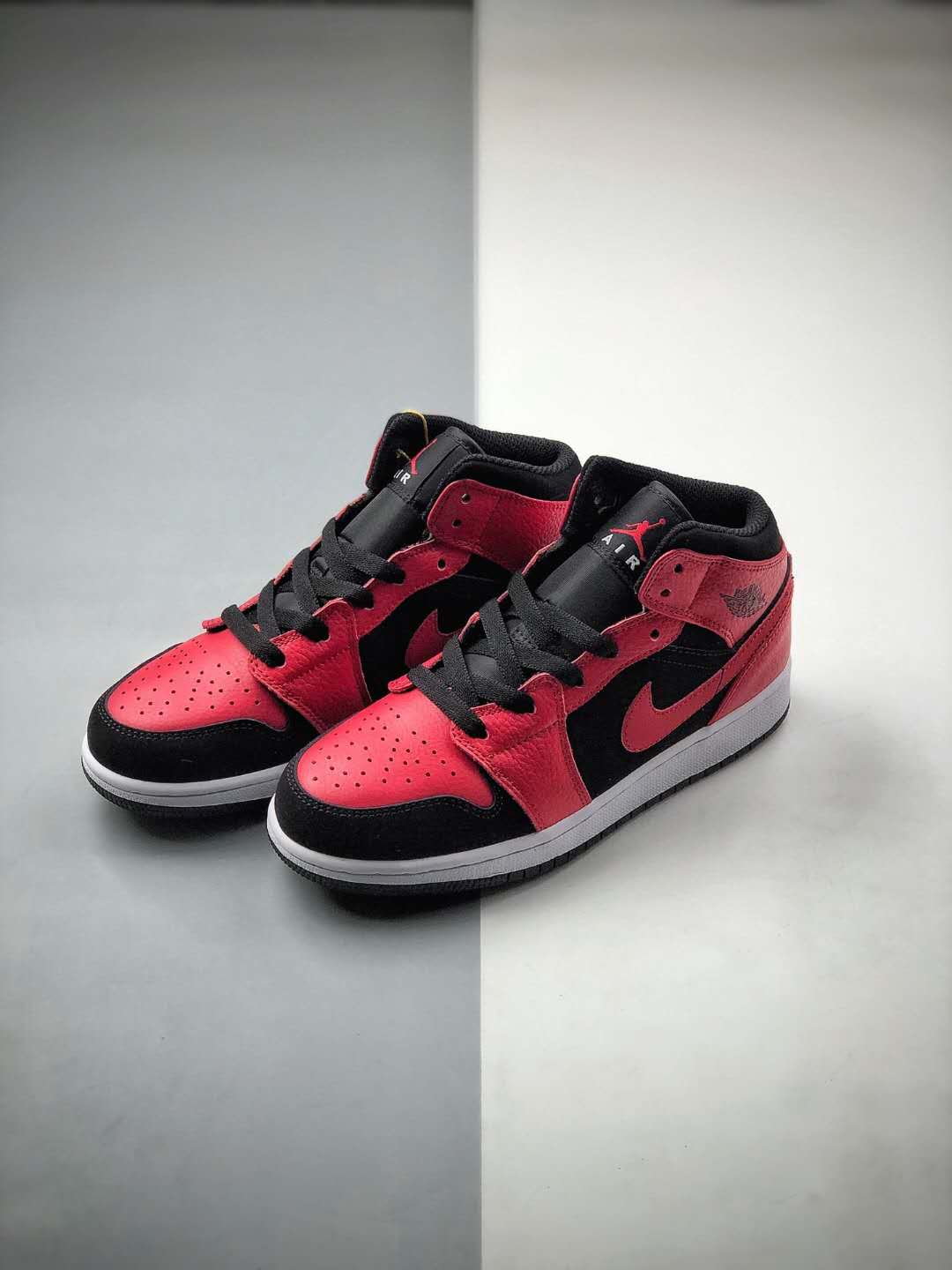 Air Jordan 1 Mid 'Black Gym Red' 554725-054 - Premium Sneakers for Style-conscious Men